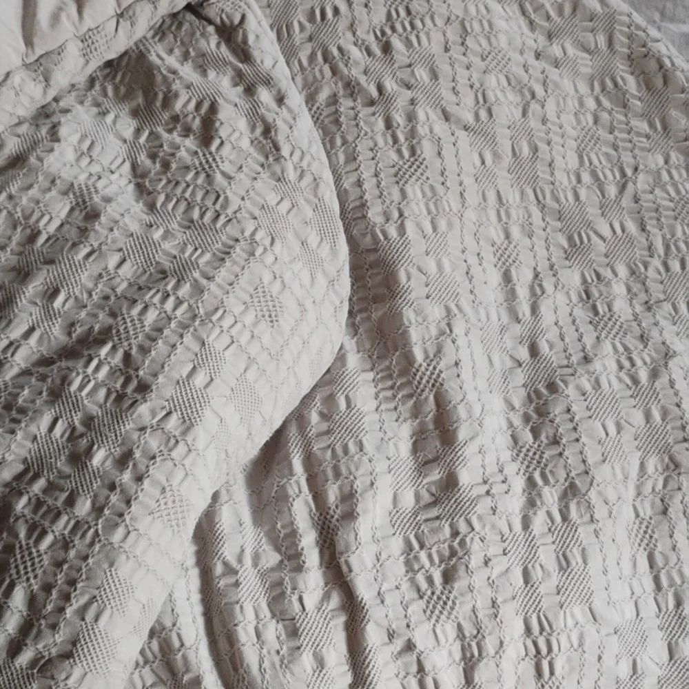 TAUPE/LIGHT GRAY MEDIUM WEIGHT WAFFLE TEXTURE COMFORTER BETTER HOMES & GARDENS